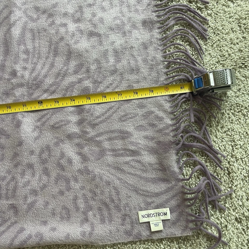 Xale Nordstrom cashmere franja cachecol envoltório 19” x 80” lavanda bastante luxo - Imagem 4 de 4