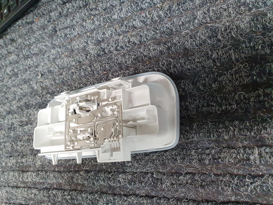 RENAULT MEGANE LUZ CORTESÍA TRASERA, X32/B95/D95/K95, ESCOTILLA/VAGÓN 5 PUERTAS/3 PUERTAS, 09/10- Foto 4 de 4