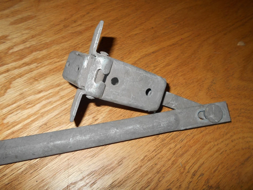 Новый из старых запасов нижняя палуба / крышка багажника левая защелка 1951 Kaiser Special & Deluxe 6, 2 и 4 двери - Изображение 3 из 4