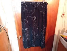 Fashion Bug Size 22/24 Black & Gray Floral Skirt " Beautiful Skirt "