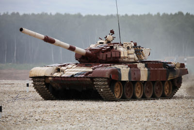 Trumpeter 09555 - 1:35 Russian T-72B1 MBT (with KONTAKT-1 reactive armor) - New