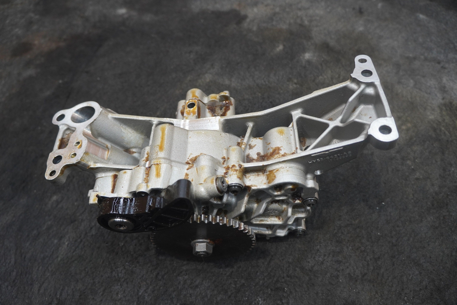 Engine Oil Pump Assembly 5.2L V12 HY53-6621-AB OEM Aston Martin DB11 2017