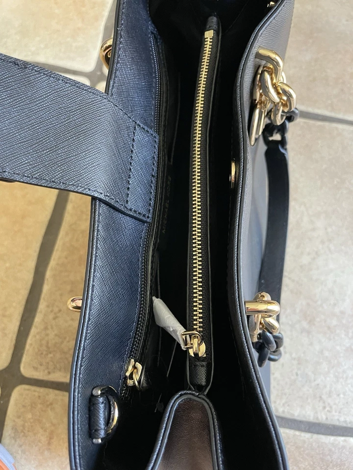 BNWT Black Michael Kors Leather Cynthia Handbag  - Image 3 of 4