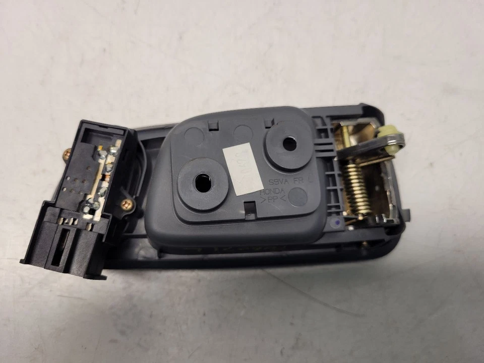 Manija de puerta interior delantera izquierda para conductores Honda Pilot EX 2004 con botón de bloqueo Foto 2 de 4