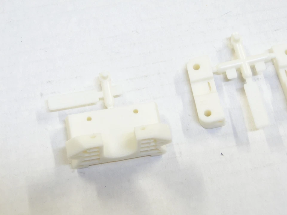 NEW ASSOCIATED RC10 89 MASAMI HIROSAKA EDITION Hinge Pin Mounts Fr Bulkhead AM14 - Image 3 of 3