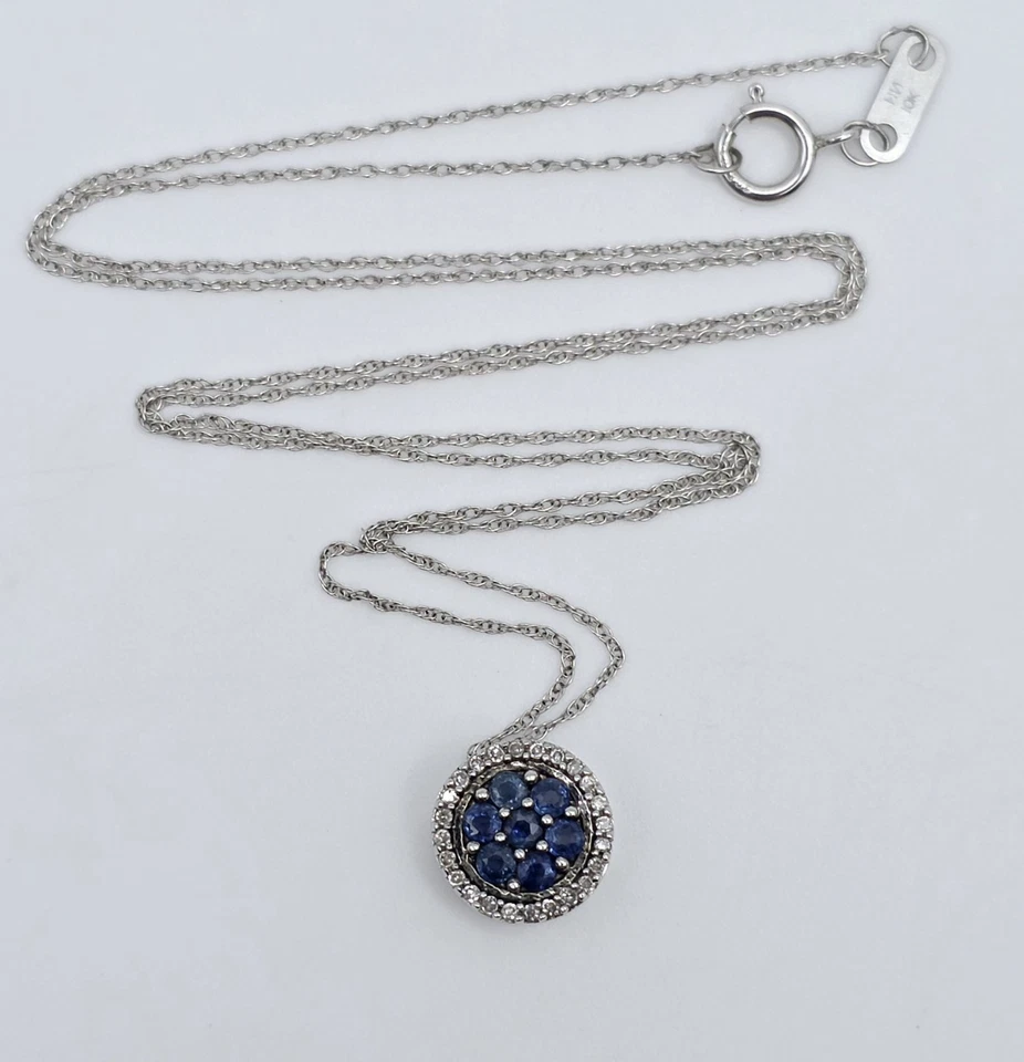 Collar colgante con halo de racimo de flores y zafiro azul de oro blanco de 10 k Foto 2 de 4