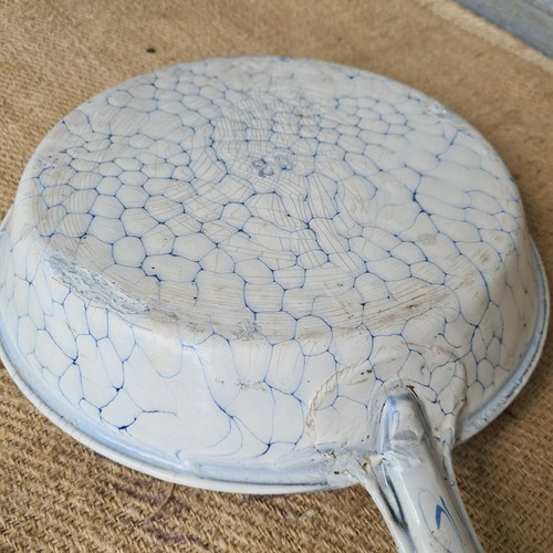 B8249 Alte Emaille Pfanne | Stielpfanne | Email Netzmuster | Chicken wire - Bild 7 von 9