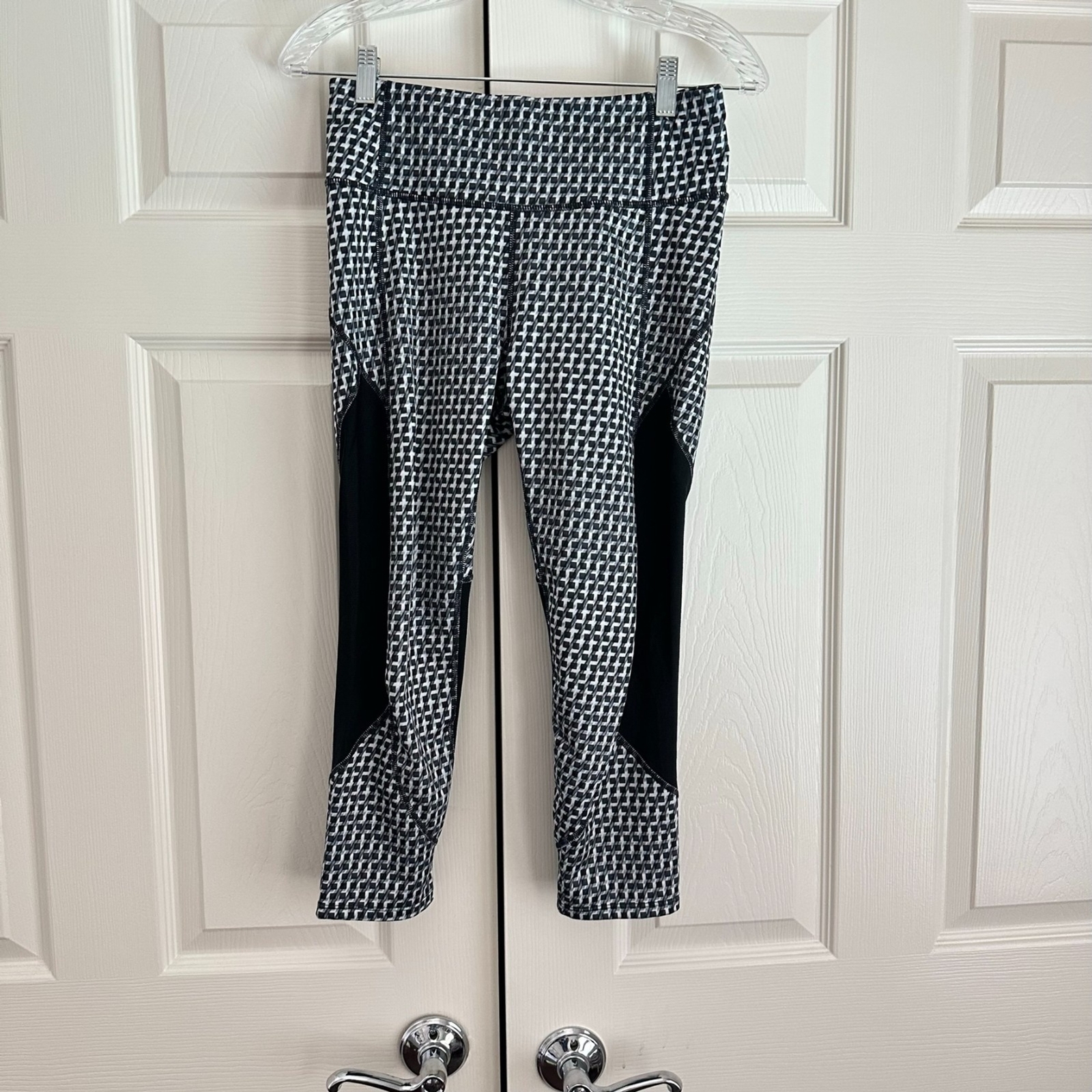 Athleta Geometric Print Black White Crop Leggings Size Small