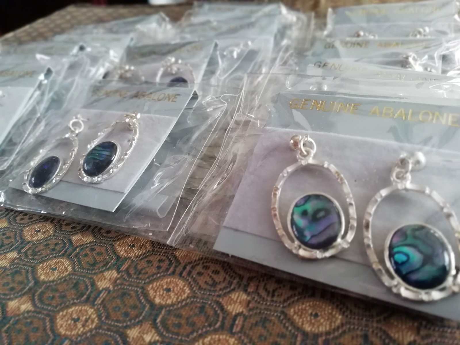 Boucles d'oreille abalone en nacre véritable et reflets irisés rétro