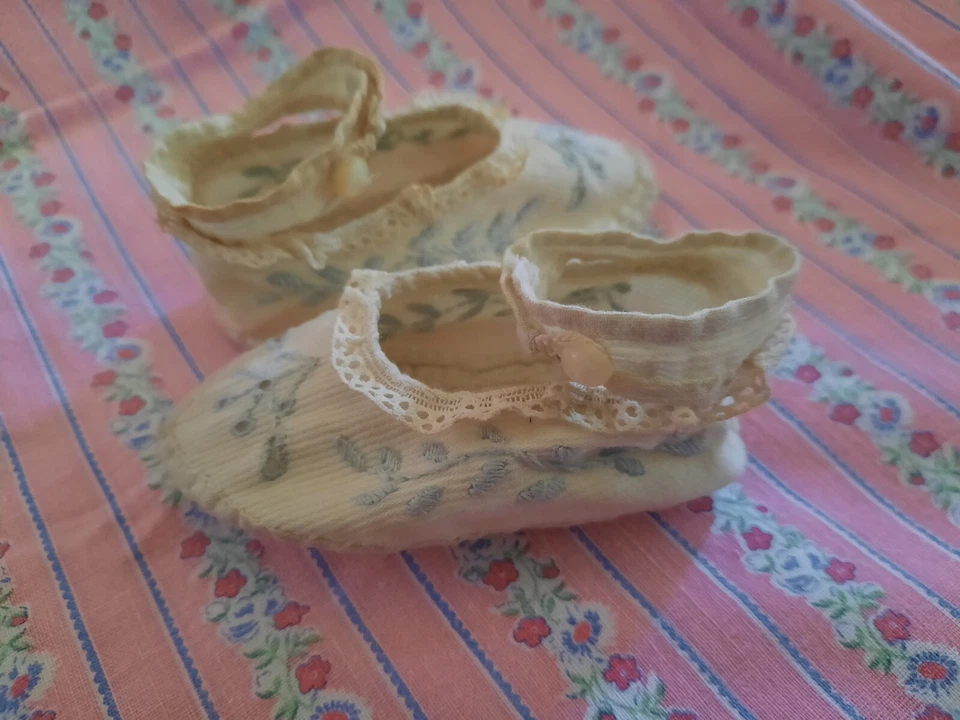 Sapatos de bebê vintage antigos de algodão branco bordado à mão botões de vidro museu - Imagem 2 de 4