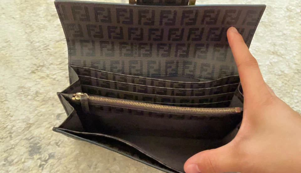 Cartera FENDI Zucca Triple Lona Cuero de becerro Marrón Logo Usada  Foto 4 de 4