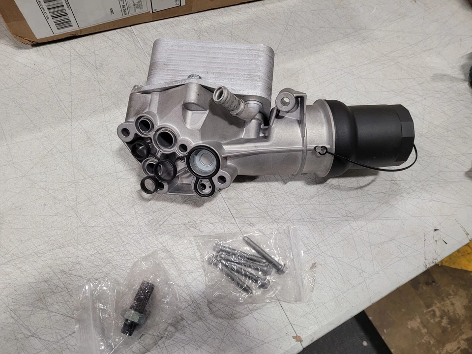 Carcasa de filtro de enfriador de aceite Fit VW Beetle Golf Jetta Rabbit para Audi TTRS 2,5 L Foto 2 de 2