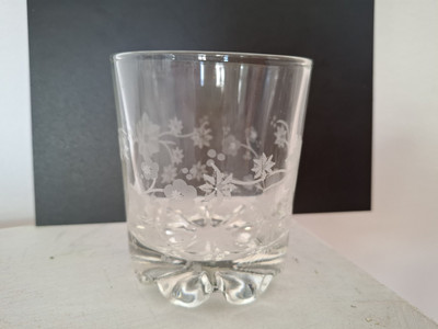6 schöne Trinkgläser Wassergläser Blumenranke geschliffen schwerer Fuß