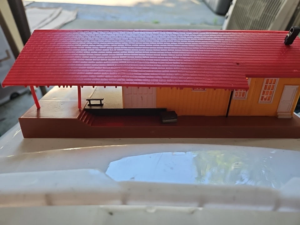 Bachmann GROVEMONT Railroad Station Depot HO Scale, ILLUMINATED - Image 4 of 4