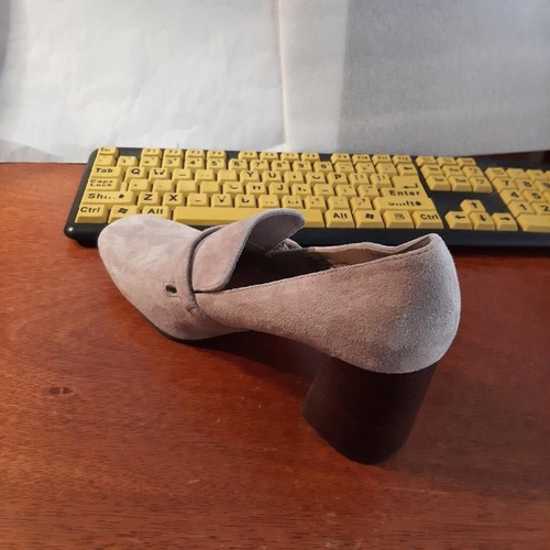 Bella Vita Ashton Block Heel Buckle Strap Pump Light Gray Size 8.5 - Picture 2 of 6