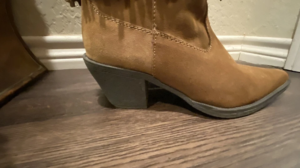 BOTAS VAQUERAS ROPER DE GAMUZA TOSTADA CON FLECOS - PUNTERA PUNTIAGUDA Foto 4 de 4