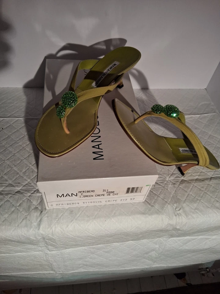 Manolo Blahnik Afribead verde suave M390. Precio original nunca usado $530.00 Foto 2 de 4