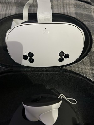 Meta Quest 3 White Standalone VR Headset with Controllers and Carrying Case