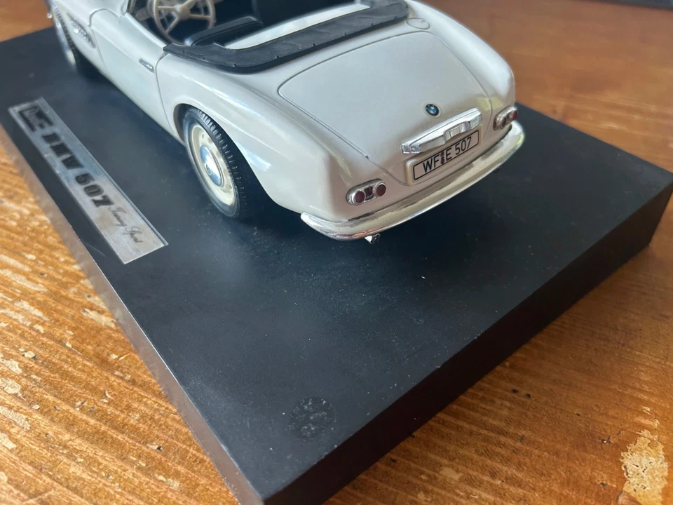 BMW 507 cabriolet de Revell, sans boîte AVEC SOCLE, 1/18 avec capote - Photo 4/4