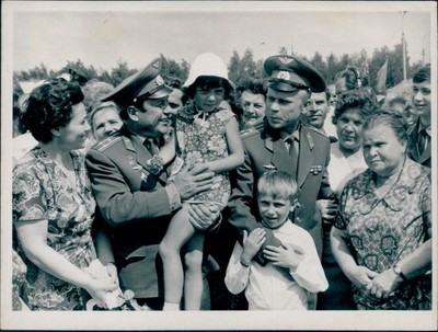Foto Kosmonauten P. R. Popowitsch, J. P. Artjuchin, nach dem... - 11279175