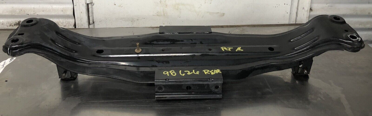 UN used　2個 1998-2002 Mazda 626 Rear Crossmember Subframe Suspension X Member