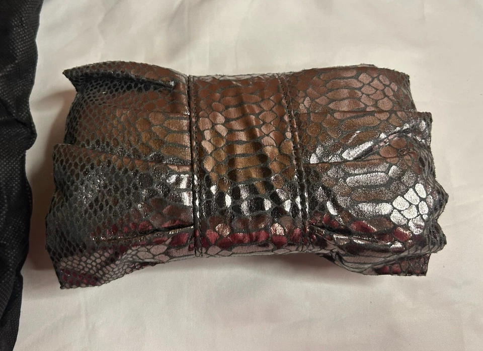 IMAN Bolso sin asas con volantes Pistola Metal Plata Bolso de hombro Estrás NUEVO Foto 3 de 4