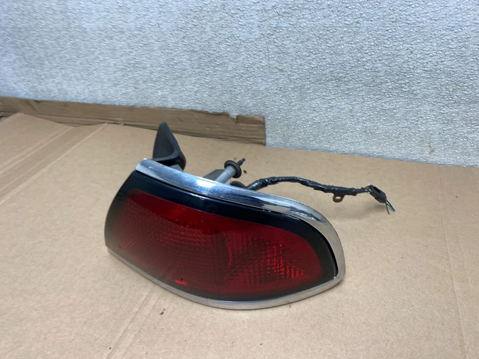 Luz trasera lateral derecha pasajero Buick Lesabre 1997-1999 OEM U6984 DW Foto 2 de 4