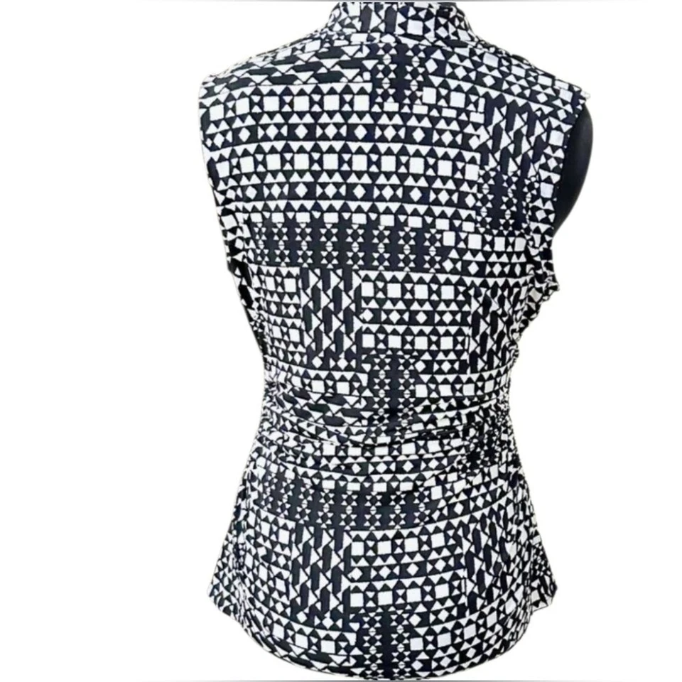 Blusa Vince Camuto preta e branca geométrica plissada gola V - Feminina tamanho grande - Imagem 2 de 4