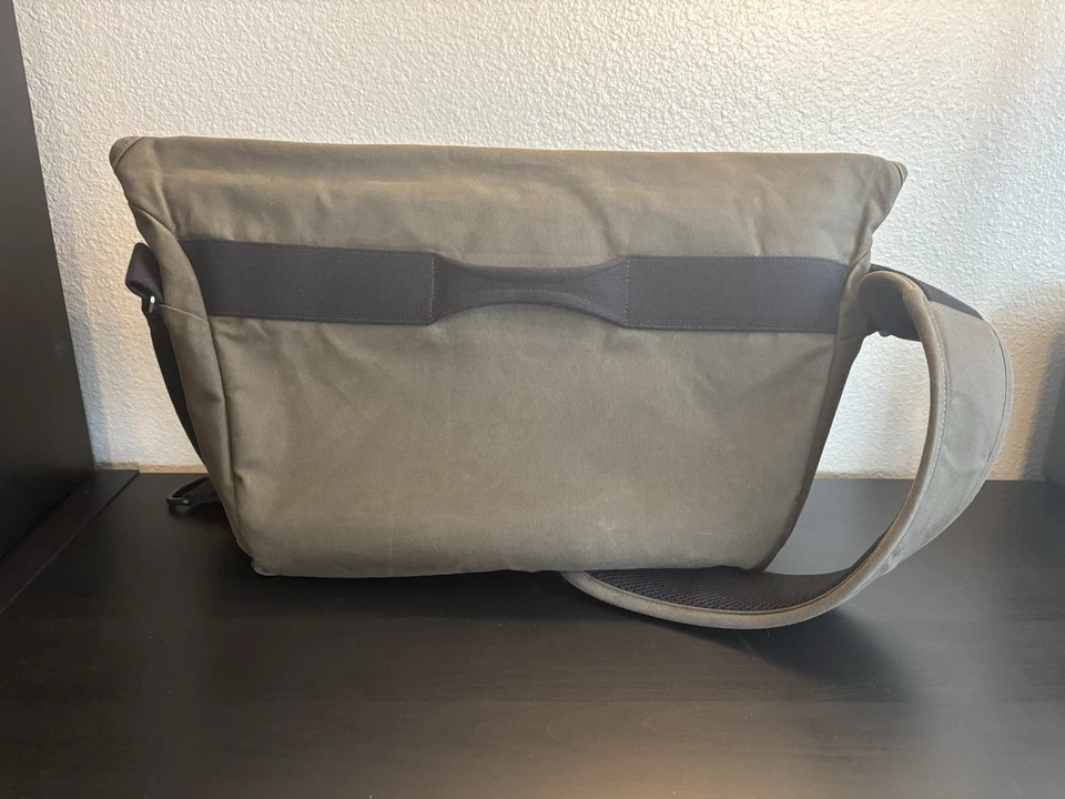 Trakke Wee Lug Wax Canvas Messenger Bag Olive, Handmade in Scotland - Image 2 of 4