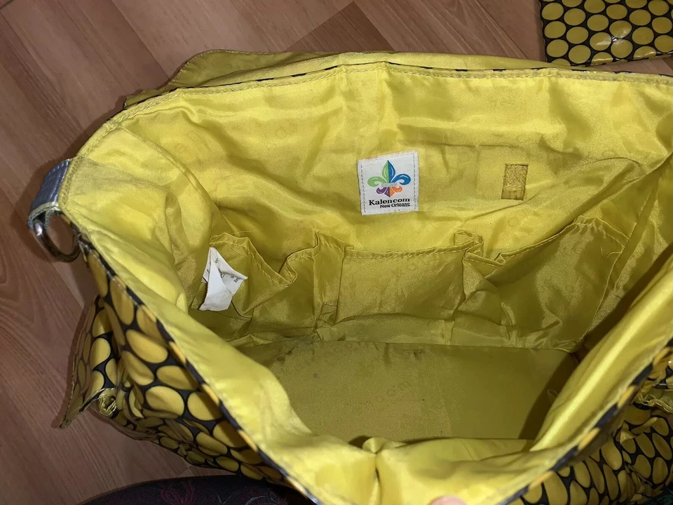 Bolso de pañales de hombro laminado Kalencom New Orleans negro amarillo lunares Foto 3 de 4