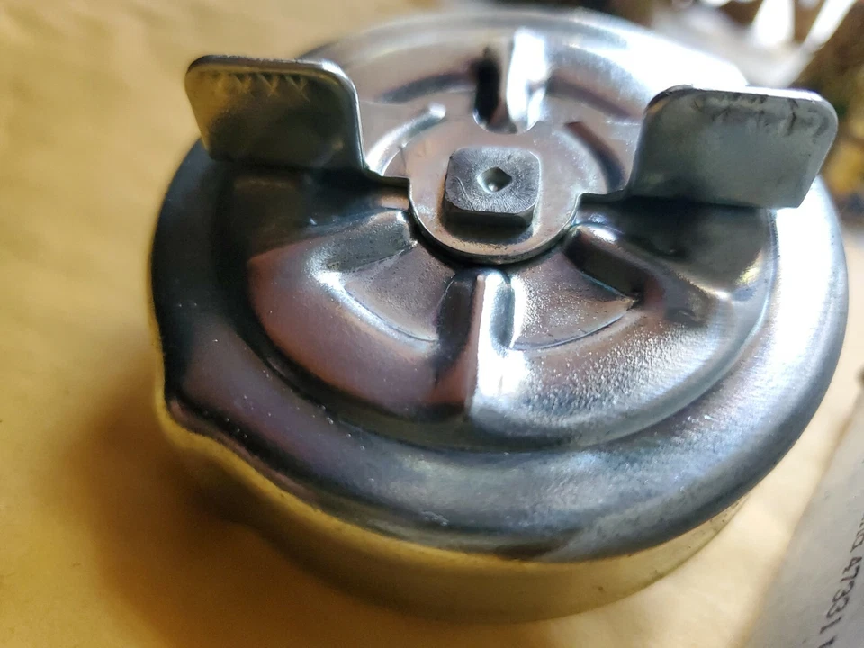 VINTAGE NOS STANT G 807 GAS VENTED CAP DOUBLE NOTCH NARROW SLOT FILLER TUBE Foto 4 de 4