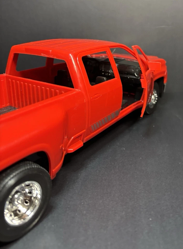 1/20 Scale 2020 Chevy Silverado 3500HD Plastic Dually Pickup Truck (13") New-Ray - Image 2 of 4