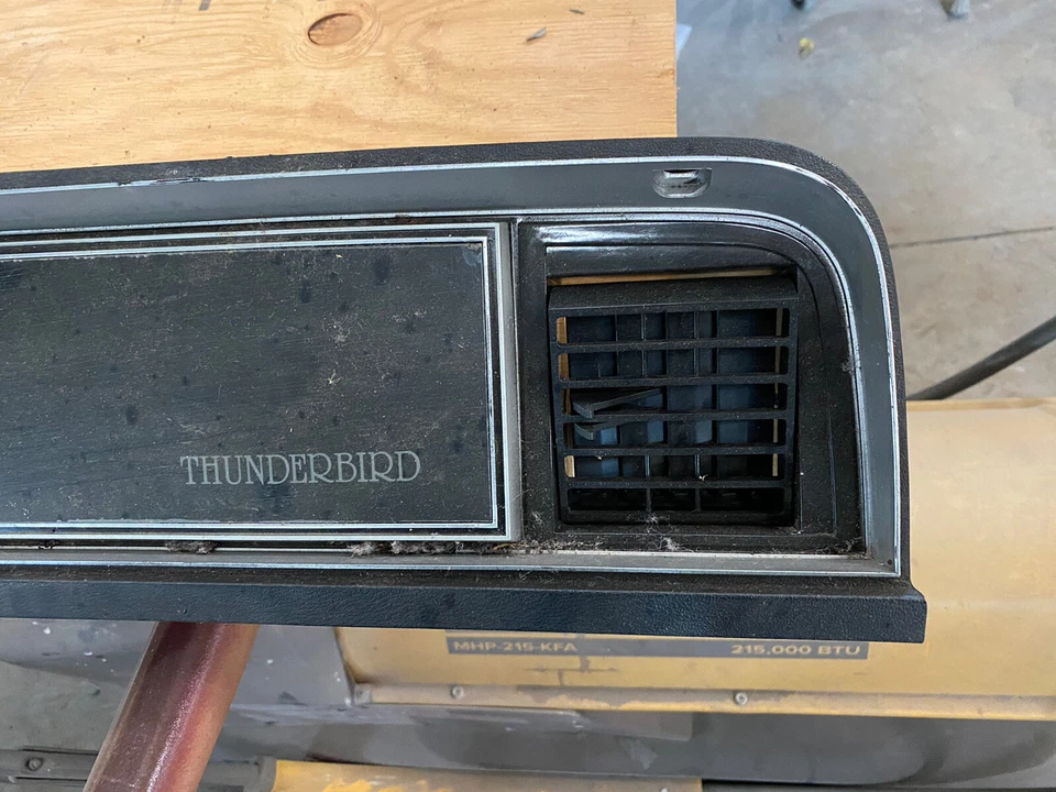 Ford Thunderbird 1980 1981 1982 tablero moldura aire acondicionado ventilación sobre guantera Foto 2 de 4