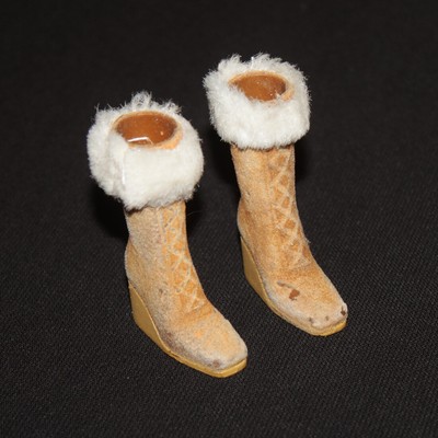 Paar beige Stiefel Wildleder- und Felloptik Puppenschuhe BRATZ Winter