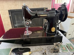 Vintage Singer Sewing Machine 221-1. Excellent Condition. Button Hole Attachment
