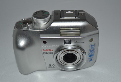 Olympus Camedia C-5000 Zoom Digital Camera 5.0MP & 12X Optical Zoom no BatteryM2