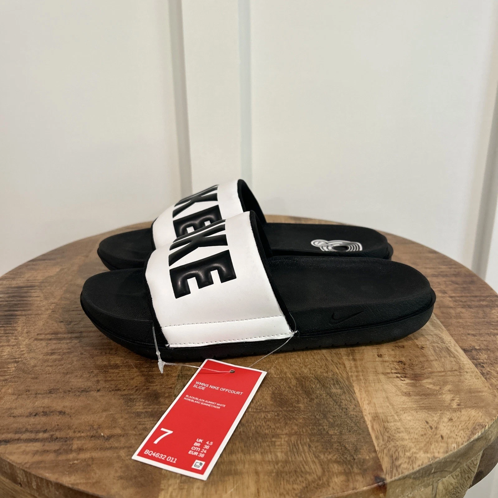 Taglia 7 Slide Nike Offcourt Donna Nero Nero Summit White (BQ4632 011) NUOVO