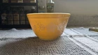 Pyrex 401 – Small yellow Daisy bowl
