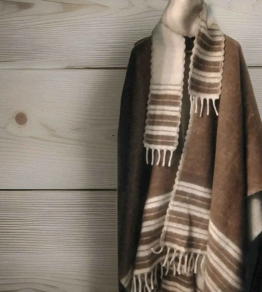 MONTEZA'S Vintage Alpaca Poncho & Attached Scarf Made in Peru AWESOME - Image 3 of 4