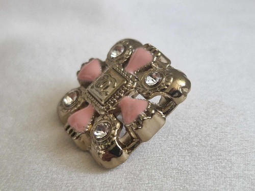 ONE CHANEL SQUARE GOLD/ WHITE PINK BUTTON 22MM - Picture 3 of 9
