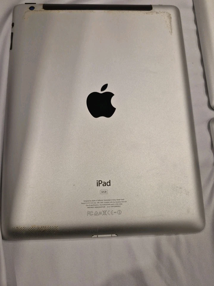 Lot of 3 Apple iPads 3rd Gen- 1x 32 GB, 2x 16GB (WiFi Only) For Parts - Image 3 of 4