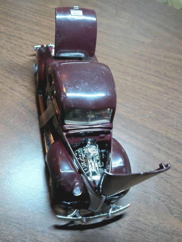 Ford Deluxe Cupé Danbury 1940 Como Nuevo, Borgoña, Metal Diecast Escala 1:24, Coche Foto 3 de 4