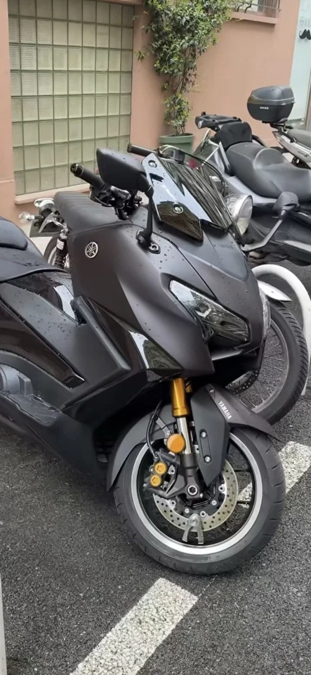 CUPOLINO PARABREZZA WINDSHIELD SPORTIVO +ADESIVO VITI OMAGGIO TMAX 560 2022-2025 - Immagine 3 di 4