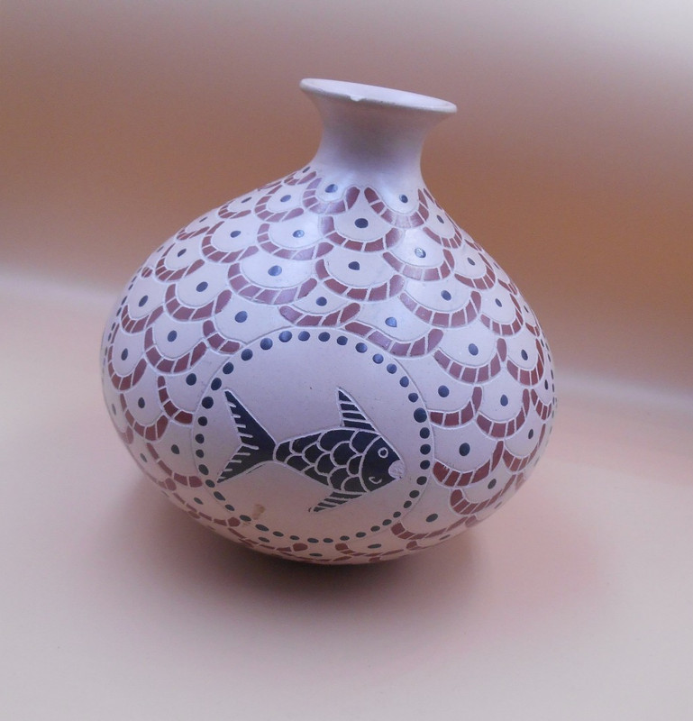 MATA ORTIZ POTTERY VASE BY VIAL CORONA FISH SGRAFFITO TECHNIQUE SCALE PATTERN