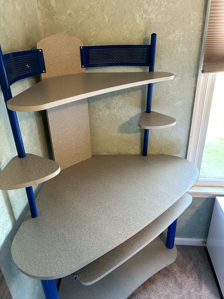 Escritorio esquinero de madera, postes azules, madera gris, casquillo, teclado extraíble, almacenamiento Foto 3 de 4