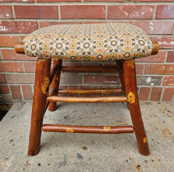 Antiguo reposapiés de nogal otomano banco tejido de mimbre asiento cubierto acolchado Foto 2 de 4