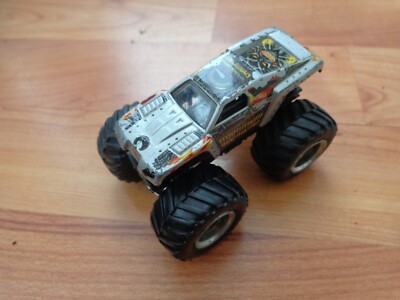 HOT WHEELS MONSTER JAM 1/64 - MAX-D MAXIMUM DESTRUCTION SILVER MONSTER TRUCK SPIELZEUG