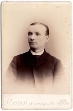 CIRCA 1890s CABINET CARD REGER HANDSOME MAN IN SUIT ALTOONA PENNSYLVANIA
