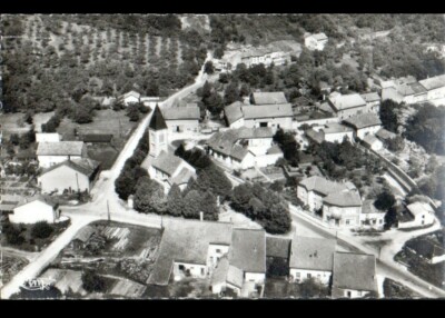 APREMONT-la-FORET (55) VILLEN & KIRCHE in Luftaufnahme Zeitraum 1950