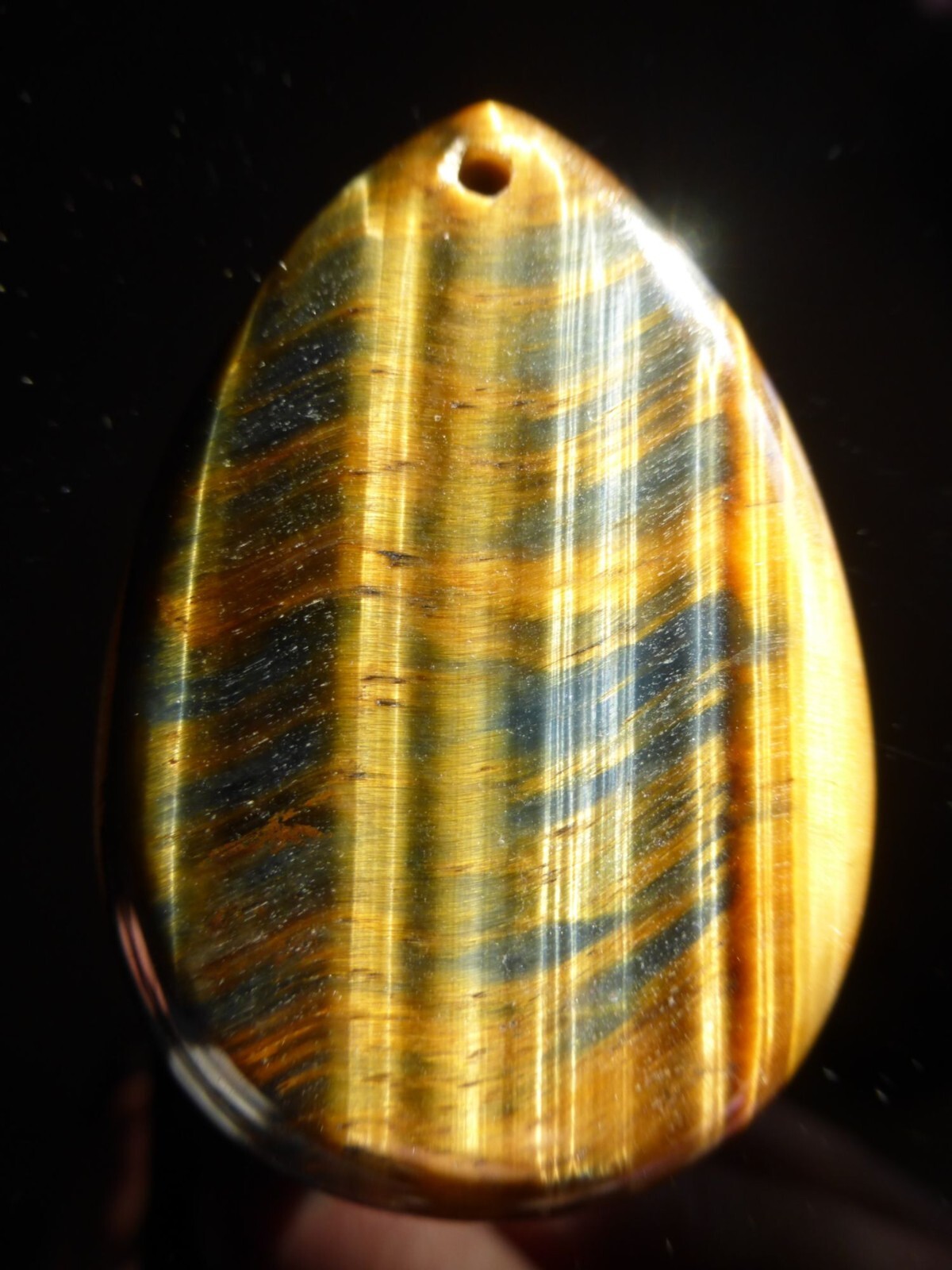 Pendentif en oeil de tigre aux reflets chatoyants marron et noir